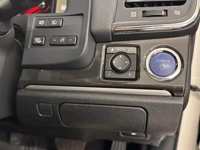 トヨタ クラウン ハイブリッド アスリートG 三重県 2013(平25)年 4.1万km ホワイトパールクリスタルシャイン ハイブリッド/FR/MTモード付フロアCVT/純正 8インチHDDナビ/（AM/FM/CD/DVD/HDDREC/USB/Bluetooth/AUX/TV）/バックガイドモニター/ドライブレコーダー前後/ビルトインETC/Toyota Safety Sense/・プリクラッシュセーフティ/・【OP】レーダークルコン*1/・【OP】インテリジェントクリアランスソナー［ICS］*1/・【OP】クリアランスソナー＆バックソナー*1/・VDIM（EBD付ABS＆VSC＆TRC＆EPS）/など/装備/・【OP】ムーンルーフ/・本革シート/・シートヒーター、ベンチレーション（D/N）/・パワーシート（D8way＋メモリー＆ランバーサポート/N4way）/・ステアリングヒーター/・雨滴感応式オートワイパー/・オートライト/・HIDヘッドランプ/・アダプティブハイビームシステム（インテリジェントAFS、ヘッドランプクリーナー付）/・左右独立オートエアコン（スイングレジスター付）/・ステアリングスイッチ/・電動チルト&テレスコピックステアリング/・プッシュスタート/・純正17inAW/・ステアリングスイッチ/・自動防眩インナーミラー/・保/取/ナビ取/・スマートキーx2、カードキーx1/・応急用スペアタイヤ/など