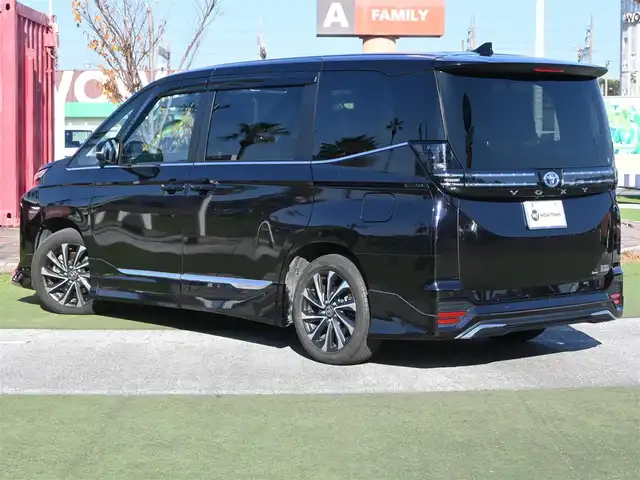 トヨタ ヴォクシー ハイブリッド S－Z 千葉県 2023(令5)年 3.3万km スパークリングブラックパールクリスタルシャイン Toyota Safety Sense/・プリクラッシュセーフティ/・レーンディパーチャーアラート/・オートハイビーム/・レーダークルーズコントロール/モデリスタエアロ/快適利便パッケージ/パワーバックドア/両側パワースライドドア/10.5インチ純正コネクティッドナビ/地デジTV/【DVD/CD再生機能　Bluetooth接続】/バックカメラ/ドライブレコーダー（前後撮影）/ハーフレザーシート/前席シートヒーター/革巻きステアリング/ステアリングスイッチ/ETC（2.0）/LEDヘッドライト/ウインカーミラー/クリアランスソナー/純正17インチアルミホイル/サイド/カーテンエアバッグ/スマートキー