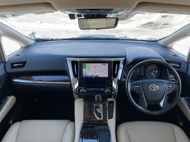 トヨタ アルファード G 道央・札幌 2018(平30)年 4.2万km ホワイトパールクリスタルシャイン ４WD/純正ディーラーOPナビ/CD/DVD/BT/フルセグ/トヨタセーフティセンス/プリクラッシュセーフティ/横滑り防止装置/レーダークルーズコントロール/レーンキープアシスト/クリアランスソナー/ブラインドスポットモニター/パーキングサポートブレーキ/ロードサインアシスト/バックカメラ/ビルトインETC/ドライブレコーダー/アイドリングストップ/ECOMODE/デジタルインナーミラー/両側パワースライドドア/パワーバックドア/前席/２列目パワーシート/D席メモリーシート/前席シートヒーター/前席エアシート/N席/２列目オットマン/レザーシート/革巻きウッドコンビステアリング/ステアリングリモコン/電動パーキング/ブレーキホールド/MTモード付AT/プッシュスタート/スマートキー/LEDヘッドライト/オートライト/オートハイビーム/フォグランプ/電動格納ミラー/ウィンカーミラー/純正フロアマット/ドアバイザー