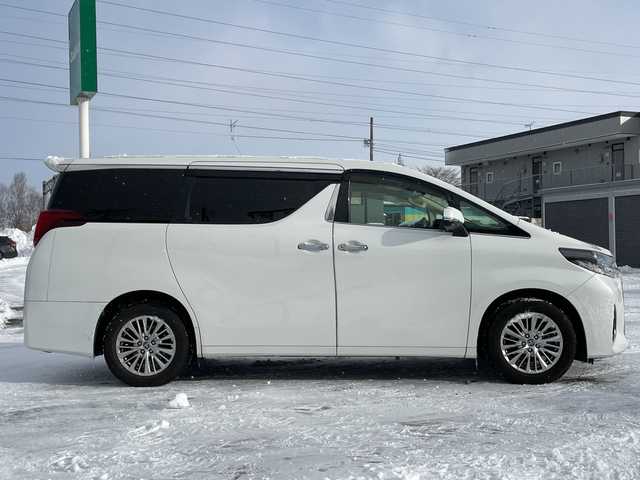 トヨタ アルファード G 道央・札幌 2018(平30)年 4.2万km ホワイトパールクリスタルシャイン ４WD/純正ディーラーOPナビ/CD/DVD/BT/フルセグ/トヨタセーフティセンス/プリクラッシュセーフティ/横滑り防止装置/レーダークルーズコントロール/レーンキープアシスト/クリアランスソナー/ブラインドスポットモニター/パーキングサポートブレーキ/ロードサインアシスト/バックカメラ/ビルトインETC/ドライブレコーダー/アイドリングストップ/ECOMODE/デジタルインナーミラー/両側パワースライドドア/パワーバックドア/前席/２列目パワーシート/D席メモリーシート/前席シートヒーター/前席エアシート/N席/２列目オットマン/レザーシート/革巻きウッドコンビステアリング/ステアリングリモコン/電動パーキング/ブレーキホールド/MTモード付AT/プッシュスタート/スマートキー/LEDヘッドライト/オートライト/オートハイビーム/フォグランプ/電動格納ミラー/ウィンカーミラー/純正フロアマット/ドアバイザー