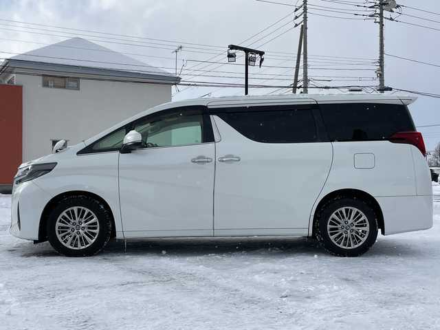 トヨタ アルファード G 道央・札幌 2018(平30)年 4.2万km ホワイトパールクリスタルシャイン ４WD/純正ディーラーOPナビ/CD/DVD/BT/フルセグ/トヨタセーフティセンス/プリクラッシュセーフティ/横滑り防止装置/レーダークルーズコントロール/レーンキープアシスト/クリアランスソナー/ブラインドスポットモニター/パーキングサポートブレーキ/ロードサインアシスト/バックカメラ/ビルトインETC/ドライブレコーダー/アイドリングストップ/ECOMODE/デジタルインナーミラー/両側パワースライドドア/パワーバックドア/前席/２列目パワーシート/D席メモリーシート/前席シートヒーター/前席エアシート/N席/２列目オットマン/レザーシート/革巻きウッドコンビステアリング/ステアリングリモコン/電動パーキング/ブレーキホールド/MTモード付AT/プッシュスタート/スマートキー/LEDヘッドライト/オートライト/オートハイビーム/フォグランプ/電動格納ミラー/ウィンカーミラー/純正フロアマット/ドアバイザー