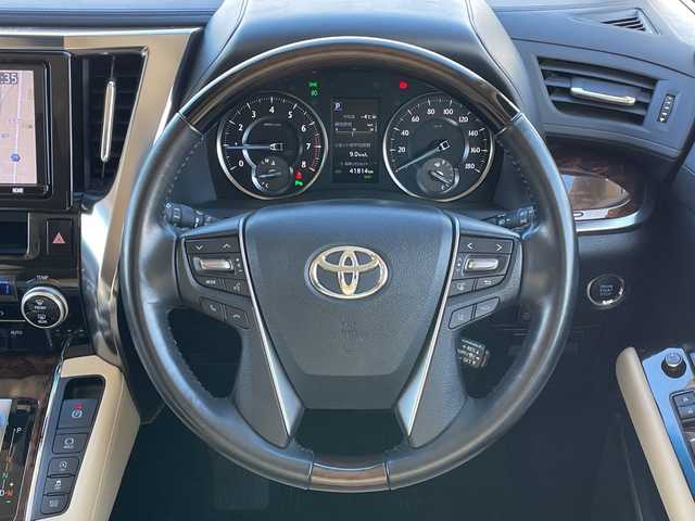 トヨタ アルファード G 道央・札幌 2018(平30)年 4.2万km ホワイトパールクリスタルシャイン ４WD/純正ディーラーOPナビ/CD/DVD/BT/フルセグ/トヨタセーフティセンス/プリクラッシュセーフティ/横滑り防止装置/レーダークルーズコントロール/レーンキープアシスト/クリアランスソナー/ブラインドスポットモニター/パーキングサポートブレーキ/ロードサインアシスト/バックカメラ/ビルトインETC/ドライブレコーダー/アイドリングストップ/ECOMODE/デジタルインナーミラー/両側パワースライドドア/パワーバックドア/前席/２列目パワーシート/D席メモリーシート/前席シートヒーター/前席エアシート/N席/２列目オットマン/レザーシート/革巻きウッドコンビステアリング/ステアリングリモコン/電動パーキング/ブレーキホールド/MTモード付AT/プッシュスタート/スマートキー/LEDヘッドライト/オートライト/オートハイビーム/フォグランプ/電動格納ミラー/ウィンカーミラー/純正フロアマット/ドアバイザー