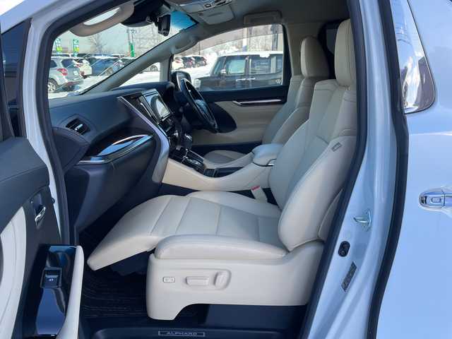 トヨタ アルファード G 道央・札幌 2018(平30)年 4.2万km ホワイトパールクリスタルシャイン ４WD/純正ディーラーOPナビ/CD/DVD/BT/フルセグ/トヨタセーフティセンス/プリクラッシュセーフティ/横滑り防止装置/レーダークルーズコントロール/レーンキープアシスト/クリアランスソナー/ブラインドスポットモニター/パーキングサポートブレーキ/ロードサインアシスト/バックカメラ/ビルトインETC/ドライブレコーダー/アイドリングストップ/ECOMODE/デジタルインナーミラー/両側パワースライドドア/パワーバックドア/前席/２列目パワーシート/D席メモリーシート/前席シートヒーター/前席エアシート/N席/２列目オットマン/レザーシート/革巻きウッドコンビステアリング/ステアリングリモコン/電動パーキング/ブレーキホールド/MTモード付AT/プッシュスタート/スマートキー/LEDヘッドライト/オートライト/オートハイビーム/フォグランプ/電動格納ミラー/ウィンカーミラー/純正フロアマット/ドアバイザー