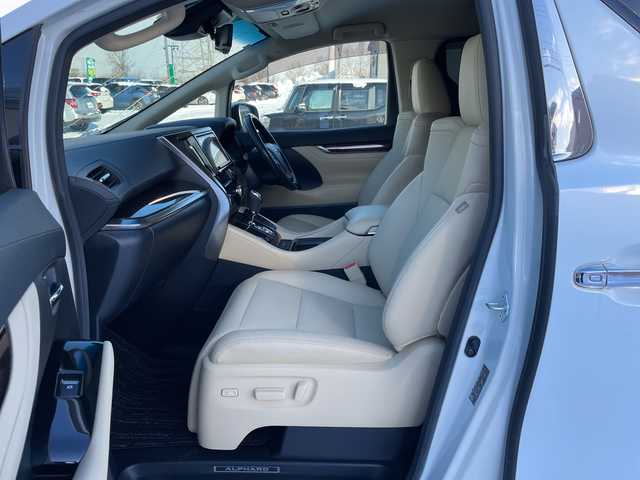 トヨタ アルファード G 道央・札幌 2018(平30)年 4.2万km ホワイトパールクリスタルシャイン ４WD/純正ディーラーOPナビ/CD/DVD/BT/フルセグ/トヨタセーフティセンス/プリクラッシュセーフティ/横滑り防止装置/レーダークルーズコントロール/レーンキープアシスト/クリアランスソナー/ブラインドスポットモニター/パーキングサポートブレーキ/ロードサインアシスト/バックカメラ/ビルトインETC/ドライブレコーダー/アイドリングストップ/ECOMODE/デジタルインナーミラー/両側パワースライドドア/パワーバックドア/前席/２列目パワーシート/D席メモリーシート/前席シートヒーター/前席エアシート/N席/２列目オットマン/レザーシート/革巻きウッドコンビステアリング/ステアリングリモコン/電動パーキング/ブレーキホールド/MTモード付AT/プッシュスタート/スマートキー/LEDヘッドライト/オートライト/オートハイビーム/フォグランプ/電動格納ミラー/ウィンカーミラー/純正フロアマット/ドアバイザー