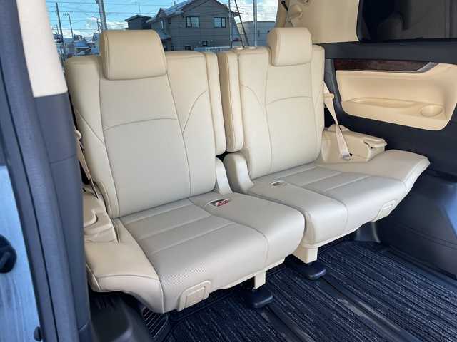 トヨタ アルファード G 道央・札幌 2018(平30)年 4.2万km ホワイトパールクリスタルシャイン ４WD/純正ディーラーOPナビ/CD/DVD/BT/フルセグ/トヨタセーフティセンス/プリクラッシュセーフティ/横滑り防止装置/レーダークルーズコントロール/レーンキープアシスト/クリアランスソナー/ブラインドスポットモニター/パーキングサポートブレーキ/ロードサインアシスト/バックカメラ/ビルトインETC/ドライブレコーダー/アイドリングストップ/ECOMODE/デジタルインナーミラー/両側パワースライドドア/パワーバックドア/前席/２列目パワーシート/D席メモリーシート/前席シートヒーター/前席エアシート/N席/２列目オットマン/レザーシート/革巻きウッドコンビステアリング/ステアリングリモコン/電動パーキング/ブレーキホールド/MTモード付AT/プッシュスタート/スマートキー/LEDヘッドライト/オートライト/オートハイビーム/フォグランプ/電動格納ミラー/ウィンカーミラー/純正フロアマット/ドアバイザー