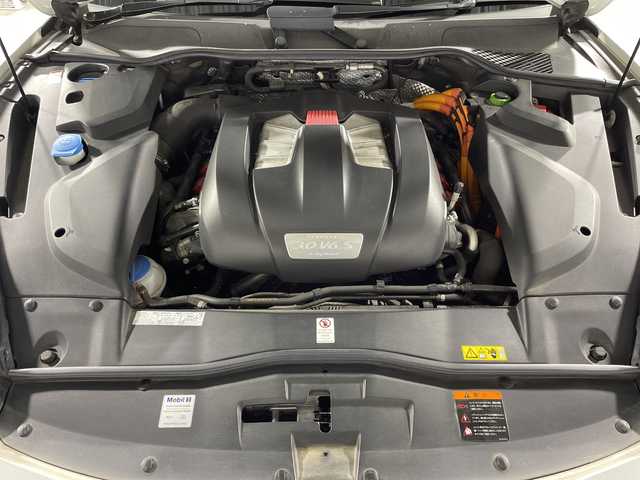 ポルシェ カイエン S Eーハイブリッド プラチナED 神奈川県 2017(平29)年 6.9万km 白 純正ナビ/・BT/AUX/SD/DVD/バックカメラ/アダプティブクルーズコントロール/パークアシスト/社外ヘッドレスト後席モニター/ハーフレザーシート/前席パワーシート/全席シートヒーター/ダウンヒルアシストコントロール/革巻きステアリング/ステアリングスイッチ/パドルシフト/前後ソナー/純正ETC/社外前後ドライブレコーダー/キーレス/社外GPSレーダー/LEDヘッドライト/フォグランプ/純正フロアマット/純正20インチアルミホイール