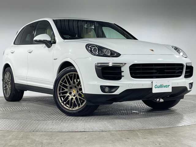 ポルシェ カイエン S Eーハイブリッド プラチナED 神奈川県 2017(平29)年 6.9万km 白 純正ナビ/・BT/AUX/SD/DVD/バックカメラ/アダプティブクルーズコントロール/パークアシスト/社外ヘッドレスト後席モニター/ハーフレザーシート/前席パワーシート/全席シートヒーター/ダウンヒルアシストコントロール/革巻きステアリング/ステアリングスイッチ/パドルシフト/前後ソナー/純正ETC/社外前後ドライブレコーダー/キーレス/社外GPSレーダー/LEDヘッドライト/フォグランプ/純正フロアマット/純正20インチアルミホイール