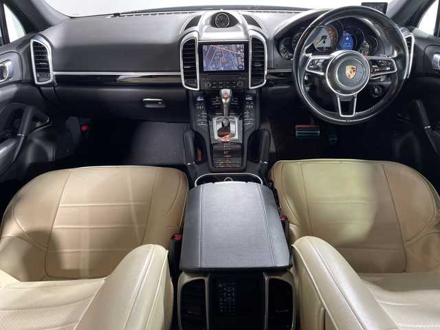 ポルシェ カイエン S Eーハイブリッド プラチナED 神奈川県 2017(平29)年 6.9万km 白 純正ナビ/・BT/AUX/SD/DVD/バックカメラ/アダプティブクルーズコントロール/パークアシスト/社外ヘッドレスト後席モニター/ハーフレザーシート/前席パワーシート/全席シートヒーター/ダウンヒルアシストコントロール/革巻きステアリング/ステアリングスイッチ/パドルシフト/前後ソナー/純正ETC/社外前後ドライブレコーダー/キーレス/社外GPSレーダー/LEDヘッドライト/フォグランプ/純正フロアマット/純正20インチアルミホイール