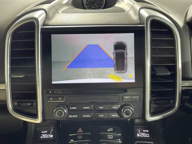 ポルシェ カイエン S Eーハイブリッド プラチナED 神奈川県 2017(平29)年 6.9万km 白 純正ナビ/・BT/AUX/SD/DVD/バックカメラ/アダプティブクルーズコントロール/パークアシスト/社外ヘッドレスト後席モニター/ハーフレザーシート/前席パワーシート/全席シートヒーター/ダウンヒルアシストコントロール/革巻きステアリング/ステアリングスイッチ/パドルシフト/前後ソナー/純正ETC/社外前後ドライブレコーダー/キーレス/社外GPSレーダー/LEDヘッドライト/フォグランプ/純正フロアマット/純正20インチアルミホイール