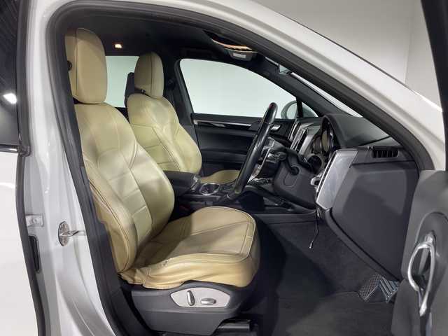 ポルシェ カイエン S Eーハイブリッド プラチナED 神奈川県 2017(平29)年 6.9万km 白 純正ナビ/・BT/AUX/SD/DVD/バックカメラ/アダプティブクルーズコントロール/パークアシスト/社外ヘッドレスト後席モニター/ハーフレザーシート/前席パワーシート/全席シートヒーター/ダウンヒルアシストコントロール/革巻きステアリング/ステアリングスイッチ/パドルシフト/前後ソナー/純正ETC/社外前後ドライブレコーダー/キーレス/社外GPSレーダー/LEDヘッドライト/フォグランプ/純正フロアマット/純正20インチアルミホイール