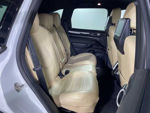 ポルシェ カイエン S Eーハイブリッド プラチナED 神奈川県 2017(平29)年 6.9万km 白 純正ナビ/・BT/AUX/SD/DVD/バックカメラ/アダプティブクルーズコントロール/パークアシスト/社外ヘッドレスト後席モニター/ハーフレザーシート/前席パワーシート/全席シートヒーター/ダウンヒルアシストコントロール/革巻きステアリング/ステアリングスイッチ/パドルシフト/前後ソナー/純正ETC/社外前後ドライブレコーダー/キーレス/社外GPSレーダー/LEDヘッドライト/フォグランプ/純正フロアマット/純正20インチアルミホイール