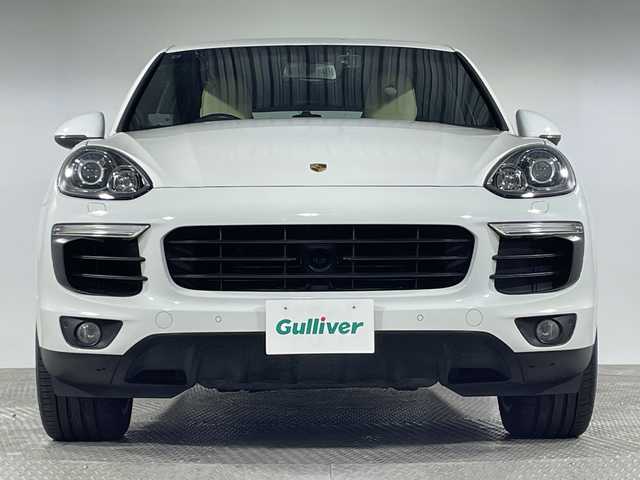 ポルシェ カイエン S Eーハイブリッド プラチナED 神奈川県 2017(平29)年 6.9万km 白 純正ナビ/・BT/AUX/SD/DVD/バックカメラ/アダプティブクルーズコントロール/パークアシスト/社外ヘッドレスト後席モニター/ハーフレザーシート/前席パワーシート/全席シートヒーター/ダウンヒルアシストコントロール/革巻きステアリング/ステアリングスイッチ/パドルシフト/前後ソナー/純正ETC/社外前後ドライブレコーダー/キーレス/社外GPSレーダー/LEDヘッドライト/フォグランプ/純正フロアマット/純正20インチアルミホイール