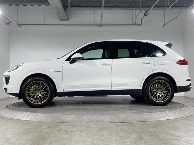 ポルシェ カイエン S Eーハイブリッド プラチナED 神奈川県 2017(平29)年 6.9万km 白 純正ナビ/・BT/AUX/SD/DVD/バックカメラ/アダプティブクルーズコントロール/パークアシスト/社外ヘッドレスト後席モニター/ハーフレザーシート/前席パワーシート/全席シートヒーター/ダウンヒルアシストコントロール/革巻きステアリング/ステアリングスイッチ/パドルシフト/前後ソナー/純正ETC/社外前後ドライブレコーダー/キーレス/社外GPSレーダー/LEDヘッドライト/フォグランプ/純正フロアマット/純正20インチアルミホイール