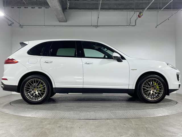 ポルシェ カイエン S Eーハイブリッド プラチナED 神奈川県 2017(平29)年 6.9万km 白 純正ナビ/・BT/AUX/SD/DVD/バックカメラ/アダプティブクルーズコントロール/パークアシスト/社外ヘッドレスト後席モニター/ハーフレザーシート/前席パワーシート/全席シートヒーター/ダウンヒルアシストコントロール/革巻きステアリング/ステアリングスイッチ/パドルシフト/前後ソナー/純正ETC/社外前後ドライブレコーダー/キーレス/社外GPSレーダー/LEDヘッドライト/フォグランプ/純正フロアマット/純正20インチアルミホイール