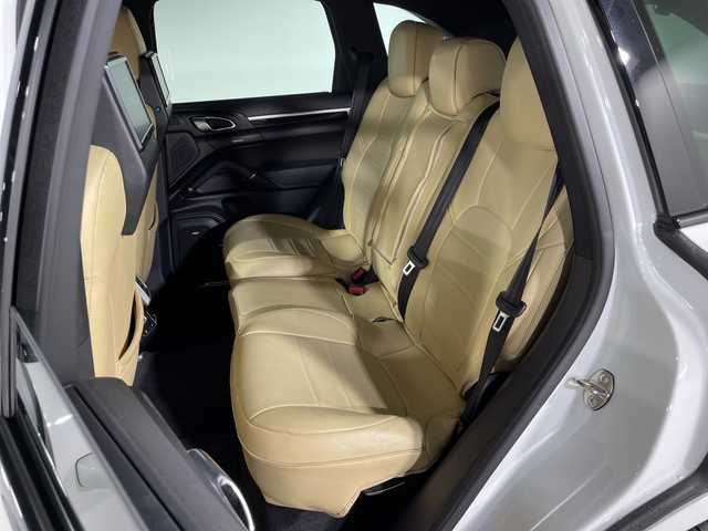 ポルシェ カイエン S Eーハイブリッド プラチナED 神奈川県 2017(平29)年 6.9万km 白 純正ナビ/・BT/AUX/SD/DVD/バックカメラ/アダプティブクルーズコントロール/パークアシスト/社外ヘッドレスト後席モニター/ハーフレザーシート/前席パワーシート/全席シートヒーター/ダウンヒルアシストコントロール/革巻きステアリング/ステアリングスイッチ/パドルシフト/前後ソナー/純正ETC/社外前後ドライブレコーダー/キーレス/社外GPSレーダー/LEDヘッドライト/フォグランプ/純正フロアマット/純正20インチアルミホイール