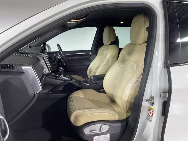 ポルシェ カイエン S Eーハイブリッド プラチナED 神奈川県 2017(平29)年 6.9万km 白 純正ナビ/・BT/AUX/SD/DVD/バックカメラ/アダプティブクルーズコントロール/パークアシスト/社外ヘッドレスト後席モニター/ハーフレザーシート/前席パワーシート/全席シートヒーター/ダウンヒルアシストコントロール/革巻きステアリング/ステアリングスイッチ/パドルシフト/前後ソナー/純正ETC/社外前後ドライブレコーダー/キーレス/社外GPSレーダー/LEDヘッドライト/フォグランプ/純正フロアマット/純正20インチアルミホイール