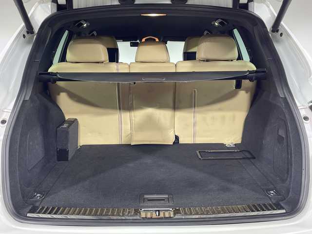 ポルシェ カイエン S Eーハイブリッド プラチナED 神奈川県 2017(平29)年 6.9万km 白 純正ナビ/・BT/AUX/SD/DVD/バックカメラ/アダプティブクルーズコントロール/パークアシスト/社外ヘッドレスト後席モニター/ハーフレザーシート/前席パワーシート/全席シートヒーター/ダウンヒルアシストコントロール/革巻きステアリング/ステアリングスイッチ/パドルシフト/前後ソナー/純正ETC/社外前後ドライブレコーダー/キーレス/社外GPSレーダー/LEDヘッドライト/フォグランプ/純正フロアマット/純正20インチアルミホイール