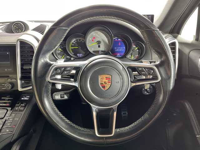 ポルシェ カイエン S Eーハイブリッド プラチナED 神奈川県 2017(平29)年 6.9万km 白 純正ナビ/・BT/AUX/SD/DVD/バックカメラ/アダプティブクルーズコントロール/パークアシスト/社外ヘッドレスト後席モニター/ハーフレザーシート/前席パワーシート/全席シートヒーター/ダウンヒルアシストコントロール/革巻きステアリング/ステアリングスイッチ/パドルシフト/前後ソナー/純正ETC/社外前後ドライブレコーダー/キーレス/社外GPSレーダー/LEDヘッドライト/フォグランプ/純正フロアマット/純正20インチアルミホイール
