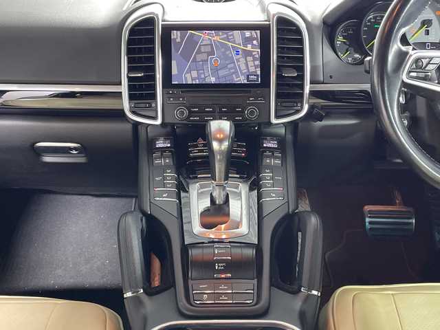 ポルシェ カイエン S Eーハイブリッド プラチナED 神奈川県 2017(平29)年 6.9万km 白 純正ナビ/・BT/AUX/SD/DVD/バックカメラ/アダプティブクルーズコントロール/パークアシスト/社外ヘッドレスト後席モニター/ハーフレザーシート/前席パワーシート/全席シートヒーター/ダウンヒルアシストコントロール/革巻きステアリング/ステアリングスイッチ/パドルシフト/前後ソナー/純正ETC/社外前後ドライブレコーダー/キーレス/社外GPSレーダー/LEDヘッドライト/フォグランプ/純正フロアマット/純正20インチアルミホイール