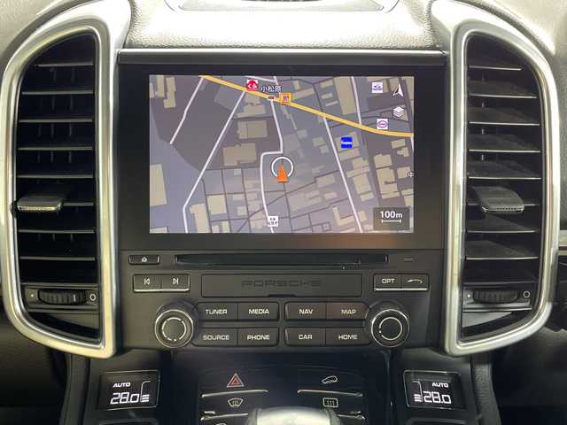 ポルシェ カイエン S Eーハイブリッド プラチナED 神奈川県 2017(平29)年 6.9万km 白 純正ナビ/・BT/AUX/SD/DVD/バックカメラ/アダプティブクルーズコントロール/パークアシスト/社外ヘッドレスト後席モニター/ハーフレザーシート/前席パワーシート/全席シートヒーター/ダウンヒルアシストコントロール/革巻きステアリング/ステアリングスイッチ/パドルシフト/前後ソナー/純正ETC/社外前後ドライブレコーダー/キーレス/社外GPSレーダー/LEDヘッドライト/フォグランプ/純正フロアマット/純正20インチアルミホイール