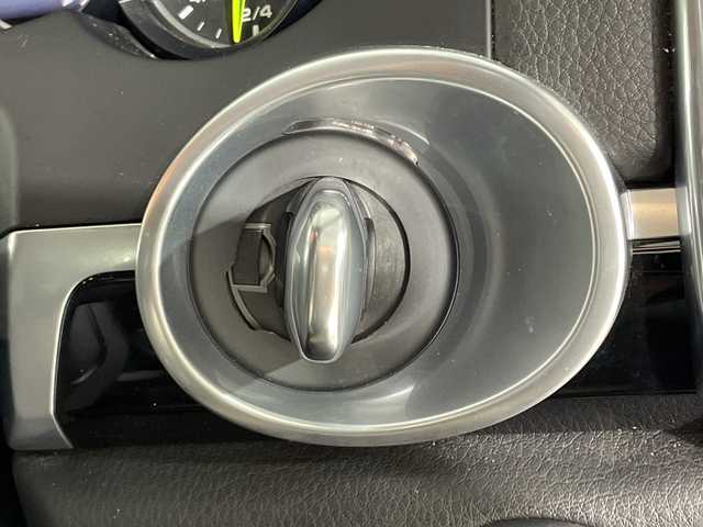 ポルシェ カイエン S Eーハイブリッド プラチナED 神奈川県 2017(平29)年 6.9万km 白 純正ナビ/・BT/AUX/SD/DVD/バックカメラ/アダプティブクルーズコントロール/パークアシスト/社外ヘッドレスト後席モニター/ハーフレザーシート/前席パワーシート/全席シートヒーター/ダウンヒルアシストコントロール/革巻きステアリング/ステアリングスイッチ/パドルシフト/前後ソナー/純正ETC/社外前後ドライブレコーダー/キーレス/社外GPSレーダー/LEDヘッドライト/フォグランプ/純正フロアマット/純正20インチアルミホイール