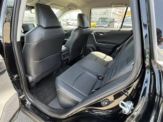 トヨタ ＲＡＶ４ ハイブリットG 大分県 2019(令1)年 3.2万km アティチュードブラックマイカ ・純正ナビ(NSZT-Y68T)/・フルセグ/・バックカメラ/・ETC/・ステアリングスイッチ/・ABS.VSC.TRC.LDA.AHB/・PCS/・ACC/・オートライト/・クリアランスソナー/・パワーバックドア/・D席パワーシート/・シートメモリー/・前席シートヒーター/・ステアリングヒーター/・レザーステアリング/・レザーシート/・純正AW