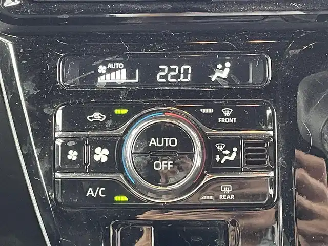 ダイハツ タント カスタム X 愛媛県 2023(令5)年 2.6万km シャイニングホワイトパール Bluetooth接続/ビルトインETC/両側パワスラ/パワーウィンドウ/純正ナビ/DVD再生可能/USB入力端子/レーンキープアシスト/前後コーナーセンサー/横滑り防止装置/シートヒーター/オートライト/バックカメラ/iPod接続可能/純正アルミホイール/アイドリングストップ/衝突被害軽減システム/ワンセグテレビ/純正フロアマット