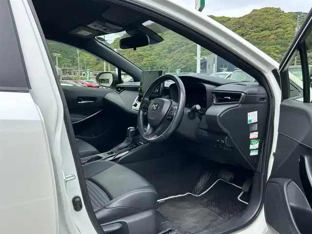トヨタ カローラツーリング ダブルバイビー 愛媛県 2020(令2)年 3.8万km ホワイトパールクリスタルシャイン 純正ディスプレイオーディオ/・Bluetooth/・USB/・FM/AM/・Miracast/ビルトインETC/バックカメラ/前後コーナーセンサー/スペアキー/ブラインドスポットモニター/レーダークルーズコントロール/純正１７インチアルミホイール/革巻きステアリング/ステアリングスイッチ/フォグランプ/オートライト/オートマチックハイビーム/電動サイドブレーキ/ブレーキホールドスイッチ/ヘッドライトレベライザー/純正フロアマット/ドアバイザー