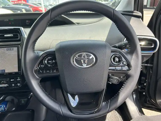 トヨタ プリウス A ツーリングセレクション 栃木県 2019(令1)年 3.3万km アティチュードブラックマイカ プリクラッシュセーフテイー/純正9インチナビ/フルセグTV/DVD/Bluetooth/バックカメラ/ビルトインETC/前後＋車内ドライブレコーダー/黒革シート/前席パワーシート/前席シートヒーター/アダプティブクルーズコントロール/プッシュスタート/ステアリングリモコン/LEDオートライト/LEDフォグランプ/純正17インチAW/社外スタッドレスタレスAW積込/アイドリングストップ/横滑り防止装置/ドアバイザー/電動格納ミラー/ヘッドアップディスプレイ