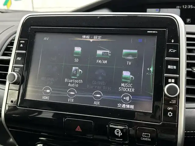 日産 セレナ ハイウェイスター 福岡県 2017(平29)年 6.2万km ブリリアントホワイトパール 純正10型SDナビ(フルセグTV/CD/DVD/BT)アラウンドビューモニター後席フリップダウンモニターエマージェンシーブレーキコーナーセンサー両側パワスラパーキングアシストドラレコETCUSBポート純正LEDヘッドライトスマートキープッシュスタート