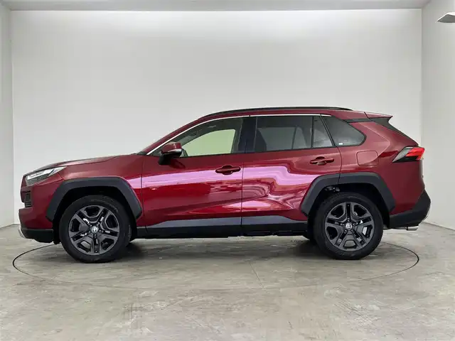 トヨタ ＲＡＶ４ ハイブリッド アドベンチャー 埼玉県 2024(令6)年 2.5万km センシュアルレッドマイカ Toyota Safety Sense/パノラマルーフ/パノラミックビューモニター/10.5インチディスプレイオーディオ/【USB/Bluetooth/AppleCarPlay/AndroidAuto】/コネクティッドナビ/レザーシート/シートベンチレーション/シートヒーター/パワーシート/ステアリングヒーター/AC100Vコンセント/LEDオートライト/サイドエアバッグ/カーテンエアバッグ/ETC2.0