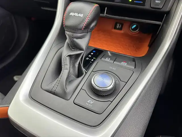 トヨタ ＲＡＶ４ ハイブリッド アドベンチャー 埼玉県 2024(令6)年 2.5万km センシュアルレッドマイカ Toyota Safety Sense/パノラマルーフ/パノラミックビューモニター/10.5インチディスプレイオーディオ/【USB/Bluetooth/AppleCarPlay/AndroidAuto】/コネクティッドナビ/レザーシート/シートベンチレーション/シートヒーター/パワーシート/ステアリングヒーター/AC100Vコンセント/LEDオートライト/サイドエアバッグ/カーテンエアバッグ/ETC2.0