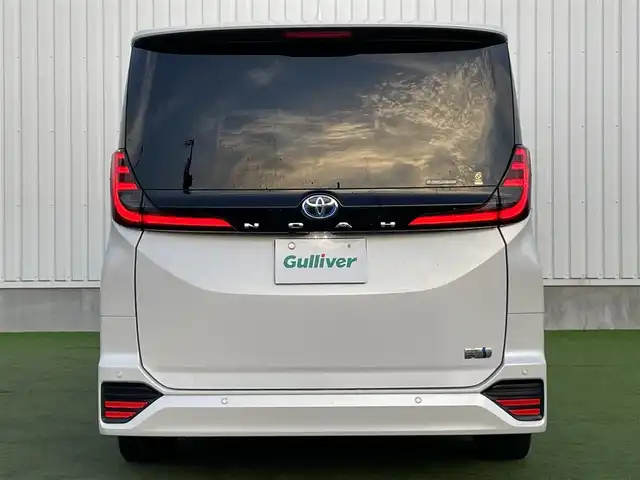 トヨタ ノア ハイブリッド S－Z 香川県 2022(令4)年 3.3万km ホワイトパールクリスタルシャイン 純正10.5型ディスプレイオーディオ/→FM/AM/フルセグTV/Bluetooth/トヨタセーフティーセンス/・プリクラッシュセーフティー/・プロアクティブドライビングアシスト/・レーントレーシングアシスト/・レーンディパーチャーアラート/・レーダークルーズコントロール/・ロードサインアシスト/・発進遅れ告知機能/・ドライバー異常時対応システム/バックカメラ/両側パワースライドドア/パワーバックドア/ヘッドアップディスプレイ/デジタルインナーミラー/シートヒーター/ステアリングヒーター/革巻きステアリング/ステアリングリモコン/ブラインドスポットモニター/オットマン/コーナーセンサー/純正アルミホイール17インチ/ドライブレコーダー前後/HDMI/LEDヘッドライト/オートライト/オートハイビーム/オートエアコン/パワーウィンドウ/ETC2.0/スマートキー/プッシュスタート