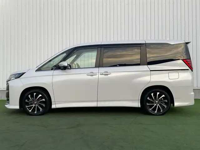 トヨタ ノア ハイブリッド S－Z 香川県 2022(令4)年 3.3万km ホワイトパールクリスタルシャイン 純正10.5型ディスプレイオーディオ/→FM/AM/フルセグTV/Bluetooth/トヨタセーフティーセンス/・プリクラッシュセーフティー/・プロアクティブドライビングアシスト/・レーントレーシングアシスト/・レーンディパーチャーアラート/・レーダークルーズコントロール/・ロードサインアシスト/・発進遅れ告知機能/・ドライバー異常時対応システム/バックカメラ/両側パワースライドドア/パワーバックドア/ヘッドアップディスプレイ/デジタルインナーミラー/シートヒーター/ステアリングヒーター/革巻きステアリング/ステアリングリモコン/ブラインドスポットモニター/オットマン/コーナーセンサー/純正アルミホイール17インチ/ドライブレコーダー前後/HDMI/LEDヘッドライト/オートライト/オートハイビーム/オートエアコン/パワーウィンドウ/ETC2.0/スマートキー/プッシュスタート