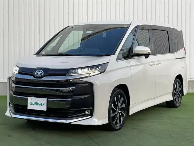 トヨタ ノア ハイブリッド S－Z 香川県 2022(令4)年 3.3万km ホワイトパールクリスタルシャイン 純正10.5型ディスプレイオーディオ/→FM/AM/フルセグTV/Bluetooth/トヨタセーフティーセンス/・プリクラッシュセーフティー/・プロアクティブドライビングアシスト/・レーントレーシングアシスト/・レーンディパーチャーアラート/・レーダークルーズコントロール/・ロードサインアシスト/・発進遅れ告知機能/・ドライバー異常時対応システム/バックカメラ/両側パワースライドドア/パワーバックドア/ヘッドアップディスプレイ/デジタルインナーミラー/シートヒーター/ステアリングヒーター/革巻きステアリング/ステアリングリモコン/ブラインドスポットモニター/オットマン/コーナーセンサー/純正アルミホイール17インチ/ドライブレコーダー前後/HDMI/LEDヘッドライト/オートライト/オートハイビーム/オートエアコン/パワーウィンドウ/ETC2.0/スマートキー/プッシュスタート