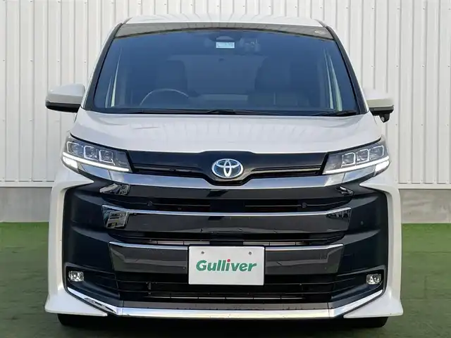 トヨタ ノア ハイブリッド S－Z 香川県 2022(令4)年 3.3万km ホワイトパールクリスタルシャイン 純正10.5型ディスプレイオーディオ/→FM/AM/フルセグTV/Bluetooth/トヨタセーフティーセンス/・プリクラッシュセーフティー/・プロアクティブドライビングアシスト/・レーントレーシングアシスト/・レーンディパーチャーアラート/・レーダークルーズコントロール/・ロードサインアシスト/・発進遅れ告知機能/・ドライバー異常時対応システム/バックカメラ/両側パワースライドドア/パワーバックドア/ヘッドアップディスプレイ/デジタルインナーミラー/シートヒーター/ステアリングヒーター/革巻きステアリング/ステアリングリモコン/ブラインドスポットモニター/オットマン/コーナーセンサー/純正アルミホイール17インチ/ドライブレコーダー前後/HDMI/LEDヘッドライト/オートライト/オートハイビーム/オートエアコン/パワーウィンドウ/ETC2.0/スマートキー/プッシュスタート