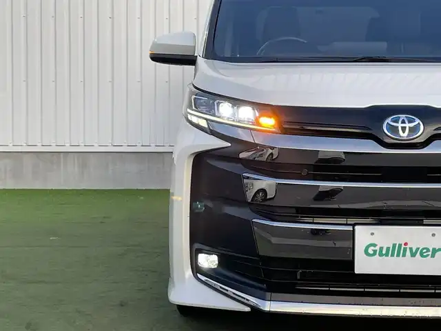 トヨタ ノア ハイブリッド S－Z 香川県 2022(令4)年 3.3万km ホワイトパールクリスタルシャイン 純正10.5型ディスプレイオーディオ/→FM/AM/フルセグTV/Bluetooth/トヨタセーフティーセンス/・プリクラッシュセーフティー/・プロアクティブドライビングアシスト/・レーントレーシングアシスト/・レーンディパーチャーアラート/・レーダークルーズコントロール/・ロードサインアシスト/・発進遅れ告知機能/・ドライバー異常時対応システム/バックカメラ/両側パワースライドドア/パワーバックドア/ヘッドアップディスプレイ/デジタルインナーミラー/シートヒーター/ステアリングヒーター/革巻きステアリング/ステアリングリモコン/ブラインドスポットモニター/オットマン/コーナーセンサー/純正アルミホイール17インチ/ドライブレコーダー前後/HDMI/LEDヘッドライト/オートライト/オートハイビーム/オートエアコン/パワーウィンドウ/ETC2.0/スマートキー/プッシュスタート