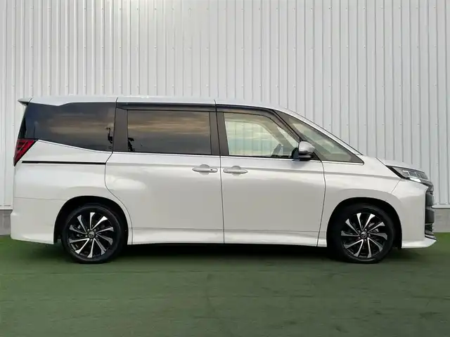 トヨタ ノア ハイブリッド S－Z 香川県 2022(令4)年 3.3万km ホワイトパールクリスタルシャイン 純正10.5型ディスプレイオーディオ/→FM/AM/フルセグTV/Bluetooth/トヨタセーフティーセンス/・プリクラッシュセーフティー/・プロアクティブドライビングアシスト/・レーントレーシングアシスト/・レーンディパーチャーアラート/・レーダークルーズコントロール/・ロードサインアシスト/・発進遅れ告知機能/・ドライバー異常時対応システム/バックカメラ/両側パワースライドドア/パワーバックドア/ヘッドアップディスプレイ/デジタルインナーミラー/シートヒーター/ステアリングヒーター/革巻きステアリング/ステアリングリモコン/ブラインドスポットモニター/オットマン/コーナーセンサー/純正アルミホイール17インチ/ドライブレコーダー前後/HDMI/LEDヘッドライト/オートライト/オートハイビーム/オートエアコン/パワーウィンドウ/ETC2.0/スマートキー/プッシュスタート