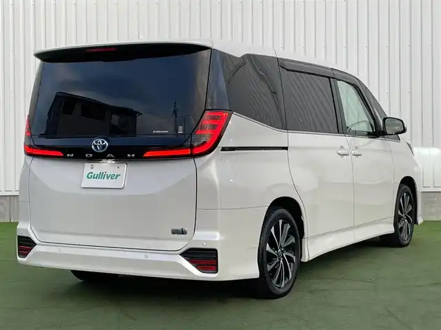 トヨタ ノア ハイブリッド S－Z 香川県 2022(令4)年 3.3万km ホワイトパールクリスタルシャイン 純正10.5型ディスプレイオーディオ/→FM/AM/フルセグTV/Bluetooth/トヨタセーフティーセンス/・プリクラッシュセーフティー/・プロアクティブドライビングアシスト/・レーントレーシングアシスト/・レーンディパーチャーアラート/・レーダークルーズコントロール/・ロードサインアシスト/・発進遅れ告知機能/・ドライバー異常時対応システム/バックカメラ/両側パワースライドドア/パワーバックドア/ヘッドアップディスプレイ/デジタルインナーミラー/シートヒーター/ステアリングヒーター/革巻きステアリング/ステアリングリモコン/ブラインドスポットモニター/オットマン/コーナーセンサー/純正アルミホイール17インチ/ドライブレコーダー前後/HDMI/LEDヘッドライト/オートライト/オートハイビーム/オートエアコン/パワーウィンドウ/ETC2.0/スマートキー/プッシュスタート