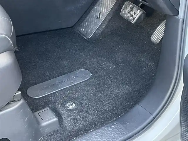 トヨタ ノア ハイブリッド S－Z 香川県 2022(令4)年 3.3万km ホワイトパールクリスタルシャイン 純正10.5型ディスプレイオーディオ/→FM/AM/フルセグTV/Bluetooth/トヨタセーフティーセンス/・プリクラッシュセーフティー/・プロアクティブドライビングアシスト/・レーントレーシングアシスト/・レーンディパーチャーアラート/・レーダークルーズコントロール/・ロードサインアシスト/・発進遅れ告知機能/・ドライバー異常時対応システム/バックカメラ/両側パワースライドドア/パワーバックドア/ヘッドアップディスプレイ/デジタルインナーミラー/シートヒーター/ステアリングヒーター/革巻きステアリング/ステアリングリモコン/ブラインドスポットモニター/オットマン/コーナーセンサー/純正アルミホイール17インチ/ドライブレコーダー前後/HDMI/LEDヘッドライト/オートライト/オートハイビーム/オートエアコン/パワーウィンドウ/ETC2.0/スマートキー/プッシュスタート