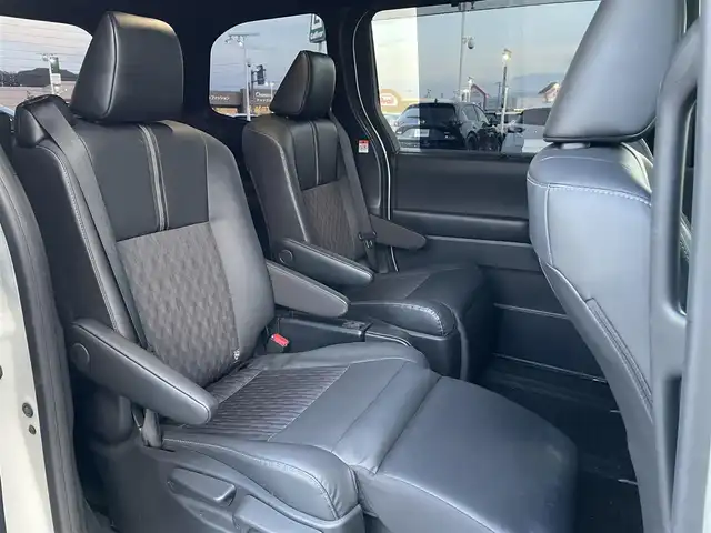 トヨタ ノア ハイブリッド S－Z 香川県 2022(令4)年 3.3万km ホワイトパールクリスタルシャイン 純正10.5型ディスプレイオーディオ/→FM/AM/フルセグTV/Bluetooth/トヨタセーフティーセンス/・プリクラッシュセーフティー/・プロアクティブドライビングアシスト/・レーントレーシングアシスト/・レーンディパーチャーアラート/・レーダークルーズコントロール/・ロードサインアシスト/・発進遅れ告知機能/・ドライバー異常時対応システム/バックカメラ/両側パワースライドドア/パワーバックドア/ヘッドアップディスプレイ/デジタルインナーミラー/シートヒーター/ステアリングヒーター/革巻きステアリング/ステアリングリモコン/ブラインドスポットモニター/オットマン/コーナーセンサー/純正アルミホイール17インチ/ドライブレコーダー前後/HDMI/LEDヘッドライト/オートライト/オートハイビーム/オートエアコン/パワーウィンドウ/ETC2.0/スマートキー/プッシュスタート