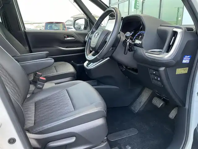 トヨタ ノア ハイブリッド S－Z 香川県 2022(令4)年 3.3万km ホワイトパールクリスタルシャイン 純正10.5型ディスプレイオーディオ/→FM/AM/フルセグTV/Bluetooth/トヨタセーフティーセンス/・プリクラッシュセーフティー/・プロアクティブドライビングアシスト/・レーントレーシングアシスト/・レーンディパーチャーアラート/・レーダークルーズコントロール/・ロードサインアシスト/・発進遅れ告知機能/・ドライバー異常時対応システム/バックカメラ/両側パワースライドドア/パワーバックドア/ヘッドアップディスプレイ/デジタルインナーミラー/シートヒーター/ステアリングヒーター/革巻きステアリング/ステアリングリモコン/ブラインドスポットモニター/オットマン/コーナーセンサー/純正アルミホイール17インチ/ドライブレコーダー前後/HDMI/LEDヘッドライト/オートライト/オートハイビーム/オートエアコン/パワーウィンドウ/ETC2.0/スマートキー/プッシュスタート