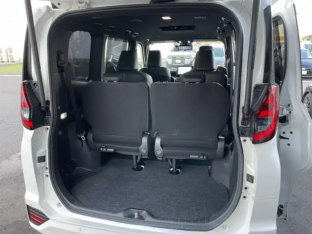 トヨタ ノア ハイブリッド S－Z 香川県 2022(令4)年 3.3万km ホワイトパールクリスタルシャイン 純正10.5型ディスプレイオーディオ/→FM/AM/フルセグTV/Bluetooth/トヨタセーフティーセンス/・プリクラッシュセーフティー/・プロアクティブドライビングアシスト/・レーントレーシングアシスト/・レーンディパーチャーアラート/・レーダークルーズコントロール/・ロードサインアシスト/・発進遅れ告知機能/・ドライバー異常時対応システム/バックカメラ/両側パワースライドドア/パワーバックドア/ヘッドアップディスプレイ/デジタルインナーミラー/シートヒーター/ステアリングヒーター/革巻きステアリング/ステアリングリモコン/ブラインドスポットモニター/オットマン/コーナーセンサー/純正アルミホイール17インチ/ドライブレコーダー前後/HDMI/LEDヘッドライト/オートライト/オートハイビーム/オートエアコン/パワーウィンドウ/ETC2.0/スマートキー/プッシュスタート