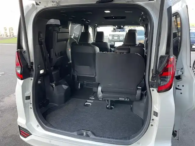 トヨタ ノア ハイブリッド S－Z 香川県 2022(令4)年 3.3万km ホワイトパールクリスタルシャイン 純正10.5型ディスプレイオーディオ/→FM/AM/フルセグTV/Bluetooth/トヨタセーフティーセンス/・プリクラッシュセーフティー/・プロアクティブドライビングアシスト/・レーントレーシングアシスト/・レーンディパーチャーアラート/・レーダークルーズコントロール/・ロードサインアシスト/・発進遅れ告知機能/・ドライバー異常時対応システム/バックカメラ/両側パワースライドドア/パワーバックドア/ヘッドアップディスプレイ/デジタルインナーミラー/シートヒーター/ステアリングヒーター/革巻きステアリング/ステアリングリモコン/ブラインドスポットモニター/オットマン/コーナーセンサー/純正アルミホイール17インチ/ドライブレコーダー前後/HDMI/LEDヘッドライト/オートライト/オートハイビーム/オートエアコン/パワーウィンドウ/ETC2.0/スマートキー/プッシュスタート