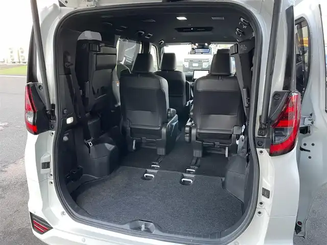 トヨタ ノア ハイブリッド S－Z 香川県 2022(令4)年 3.3万km ホワイトパールクリスタルシャイン 純正10.5型ディスプレイオーディオ/→FM/AM/フルセグTV/Bluetooth/トヨタセーフティーセンス/・プリクラッシュセーフティー/・プロアクティブドライビングアシスト/・レーントレーシングアシスト/・レーンディパーチャーアラート/・レーダークルーズコントロール/・ロードサインアシスト/・発進遅れ告知機能/・ドライバー異常時対応システム/バックカメラ/両側パワースライドドア/パワーバックドア/ヘッドアップディスプレイ/デジタルインナーミラー/シートヒーター/ステアリングヒーター/革巻きステアリング/ステアリングリモコン/ブラインドスポットモニター/オットマン/コーナーセンサー/純正アルミホイール17インチ/ドライブレコーダー前後/HDMI/LEDヘッドライト/オートライト/オートハイビーム/オートエアコン/パワーウィンドウ/ETC2.0/スマートキー/プッシュスタート