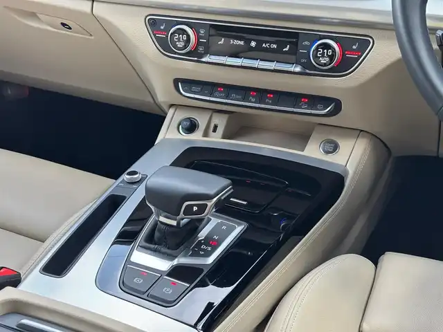 アウディ アウディ Ｑ５ 40TDIクワトロ アドバンスド 山梨県 2022(令4)年 3.8万km 緑 パノラマSR/白革/ラグジュアリーP/マトリクスLED/全周囲カメラ/バーチャルC/純正メモリナビ/フルセグTV/プラスP/ACC/LKA/BSM/衝突軽減B/OP19インチAW/アンビエントライト/前後ドラレコ/電動リアゲート