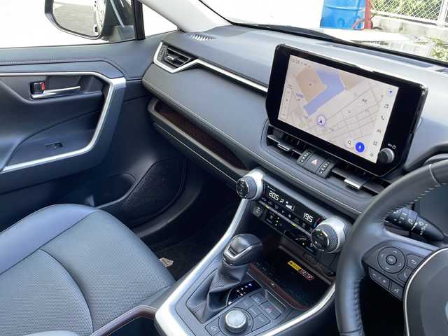 トヨタ ＲＡＶ４ G Zパッケージ 山口県 2023(令5)年 4.5万km アティチュードブラックマイカ パノラマムーンルーフ/10.5インチ純正ディスプレイオーディオ/・ナビ機能/・フルセグテレビ/・AM/FM/USB/Miracast/Apple CarPlay/HDMI/Bluetooth/パノラミックビューモニター/ETC2.0/ドライブレコーダー/デジタルインナーミラー/ブラインドスポットモニター/置くだけ充電/ステアリングヒーター/ステアリングスイッチ/パワーバックドア/電動パーキングブレーキ/オートブレーキホールド/スマートキー・スペアキー有/プッシュアップスタート/前席エアーシート/純正フロアマット/19インチ純正アルミホイール/3灯式LEDヘッドランプ/フォグランプ/Toyota Safety Sense/・プリクラッシュセーフティ/・レーントレーシングアシスト/・レーダークルーズコントロール/・オートマチックハイビーム/ワンオーナー/取扱説明書/保証書