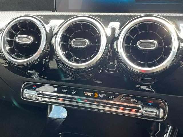 メルセデス・ベンツ Ａ２００ｄ AMGライン 埼玉県 2021(令3)年 2.2万km コスモスブラック 黒ハーフレザーシート/アドバンスドＰＫＧ/レーダーセーフティＰＫＧ/純正HDDナビ/（Bluetooth/USB/フルセグ）/３６０度カメラ/ＨＵＤ/シートヒーター/パワーシート/ドライブレコーダー/ＥＴＣ