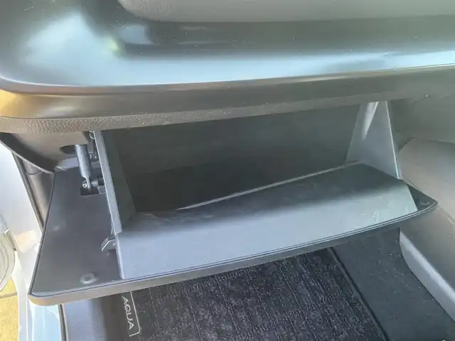 トヨタ アクア Z 宮崎県 2022(令4)年 1.6万km プラチナホワイトパールマイカ 純正10.5インチディスプレイ/（AM/FM/BT/DVD/フルセグTV）/ナビキット装着車/バックカメラ/前後ドラレコ/トヨタセーフティセンス/純正フロアマット/LEDヘッドライト/純正15インチAW/前後コーナーセンサー/保証書/取扱説明書