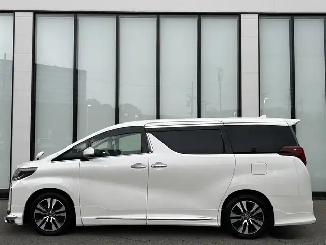 トヨタ アルファード S Aパッケージ 大阪府 2018(平30)年 2.5万km ホワイトパールクリスタルシャイン 純正10インチナビ/　（フルセグTV/CD/DVD/HDMI/Bluetooth/USB）/バックカメラ/ツインムーンルーフ　/モデリスタエアロ/　（フロント/サイド/リア）　/トヨタセーフティセンス/クリアランスソナー　/純正12インチフリップダウンモニター/前席パワーシート/　（シートヒーター/シートベンチレーション/オットマン）/デジタルインナーミラー　/ステアリングヒーター　/三眼LEDヘッドライト/LEDフォグランプ/クルーズコントロール/レーンキープアシスト/両側パワースライドドア/パワーバックドア/純正18インチアルミホイール/純正フロアマット/ビルトインETC
